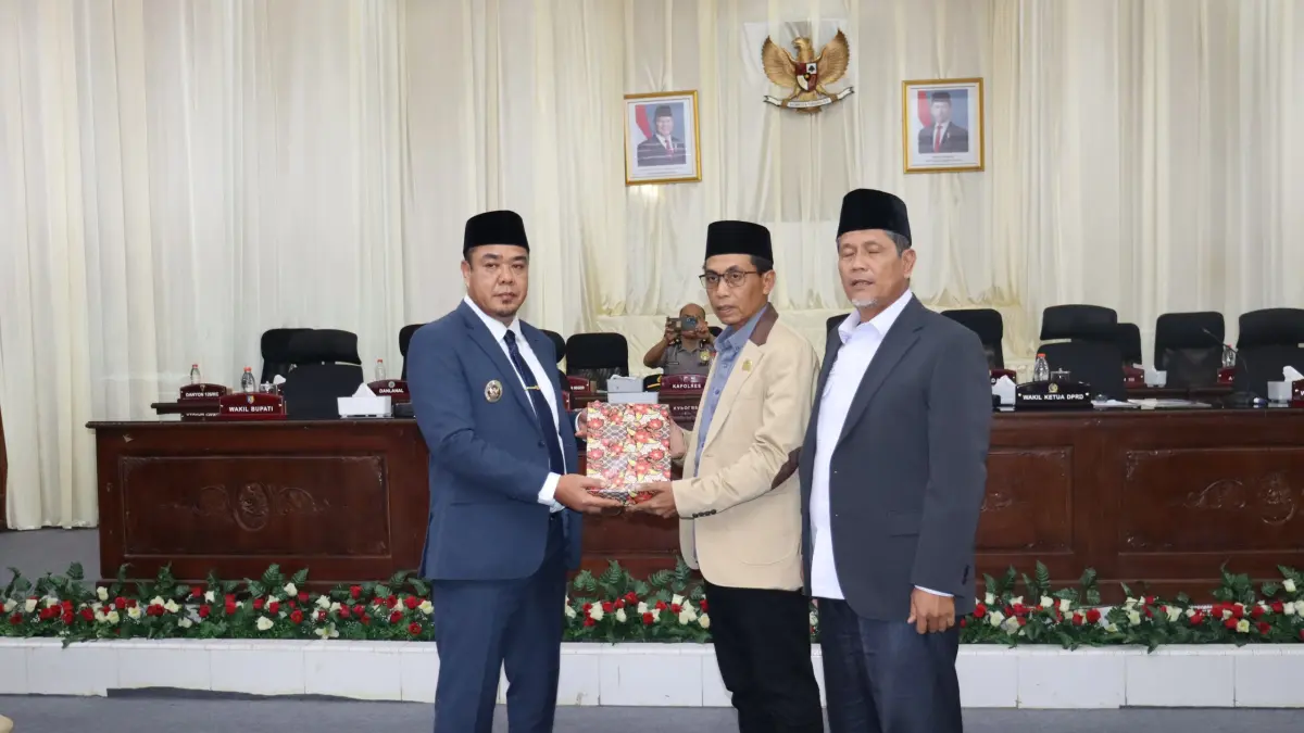 Wakil Bupati Batu Bara Syafrizal SE, MAP saat menyampaikan Nota Pengantar Ranperda Pertanggungjawaban Pelaksanaan APBD Tahun Anggaran 2025 dalam rapat paripurna DPRD Kabupaten Batu Bara, Senin(22/6/2026). (Liberti H Haloho/Sumut Pos)