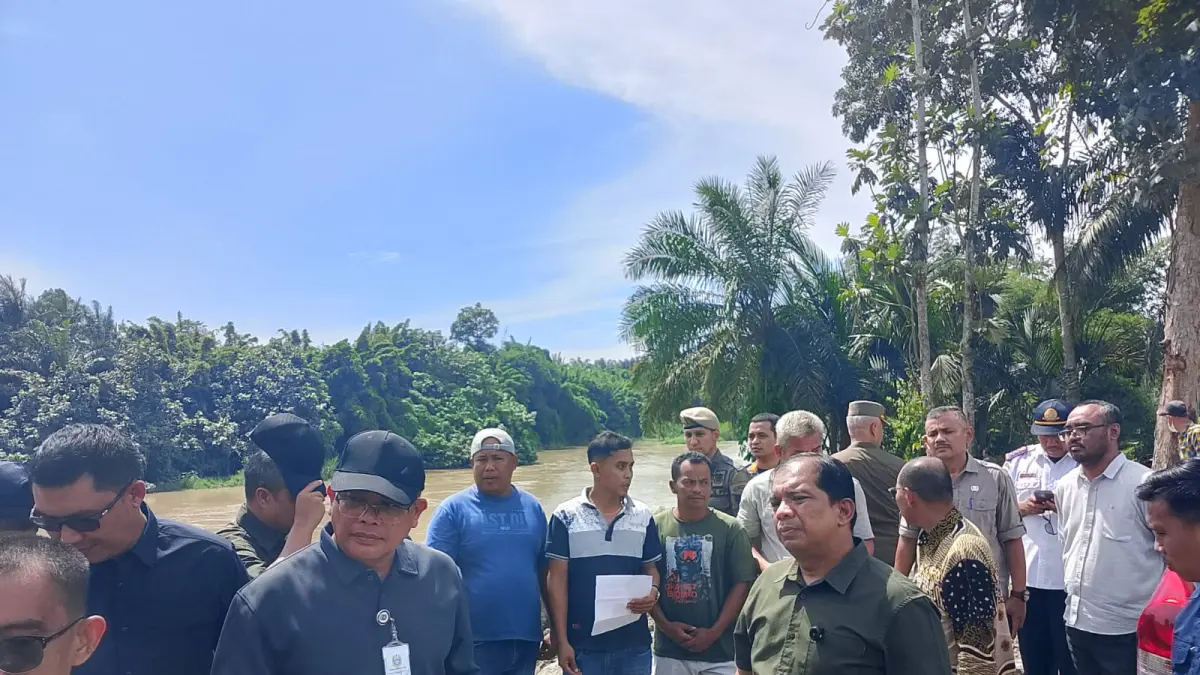 TERPADU: Tim terpadu Pemerintah Provinsi Sumatera Utara (Pemprov Sumut) menertibkan 11 titik pertambangan tanpa izin (Peti) jenis galian C berupa pasir di sepanjang aliran Sungai Sei Ular, Desa Baru Titi Besi, Kecamatan Galang, Kabupaten Deli Serdang, Jumat (26/6/2026).(Dok : Ihsan Syahreza/ Sumut Pos)
