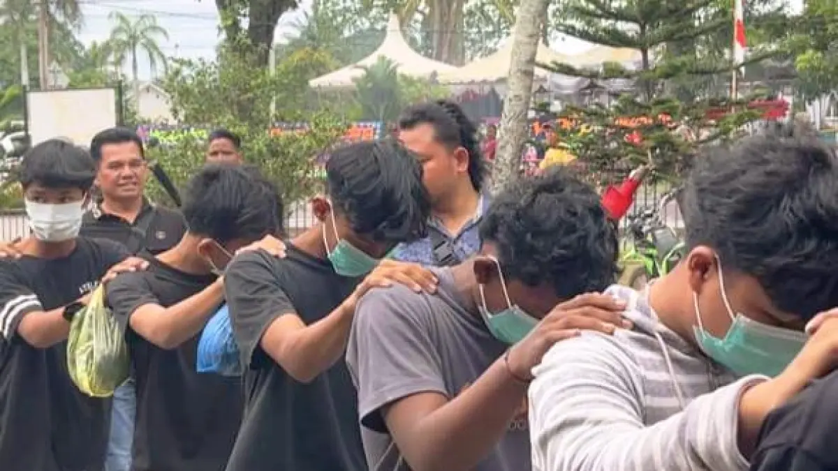
Beberapa anak yang diamankan polisi usai video aksi konvoi bersajam viral di medsos. (Polsek Babalan/Sumut Pos)