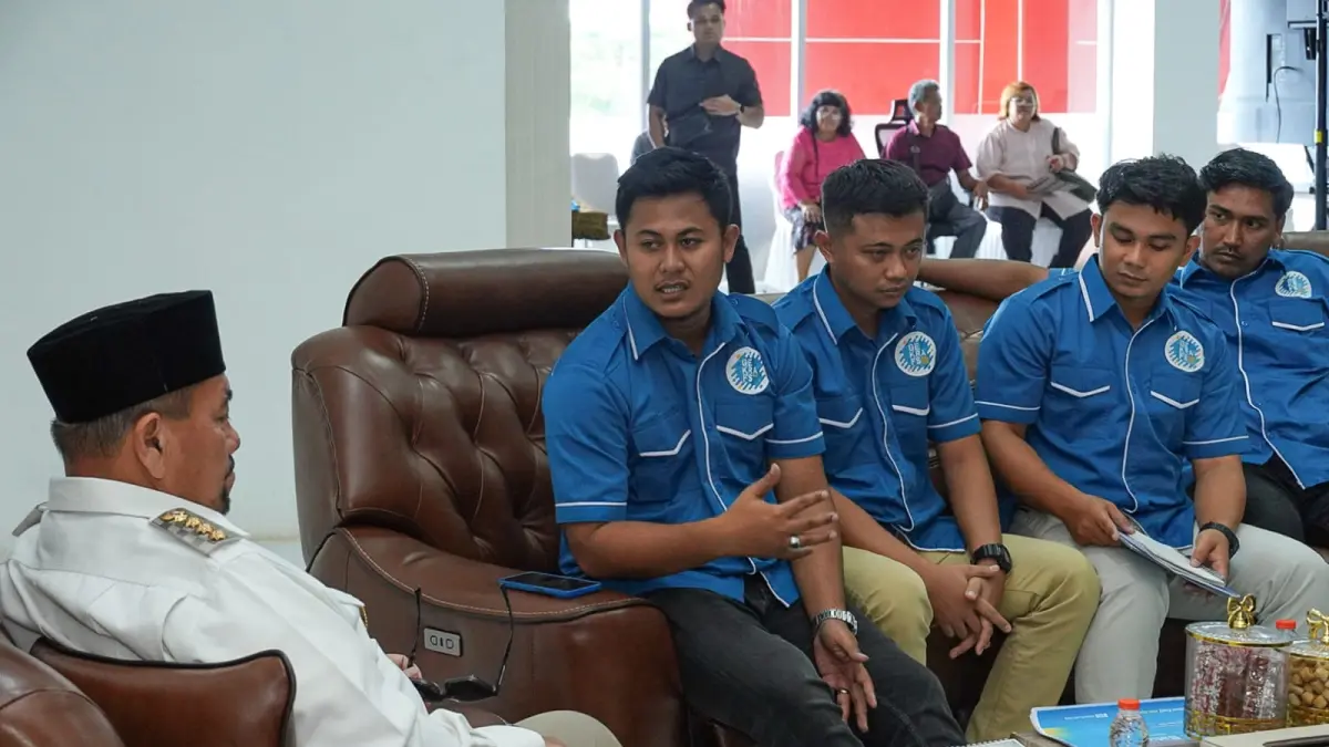 Bupati Batu Bara Dr. H. Baharuddin Siagian, S.H., M.Si., menerima audiensi Pengurus Gerakan Ekonomi Kreatif Nasional (GEKRAFS) Kabupaten Batu Bara di Ruang Kerja Bupati Batu Bara, Kecamatan Lima Puluh, Kamis (25/6/2026). (Foto Komimfo Batubara)