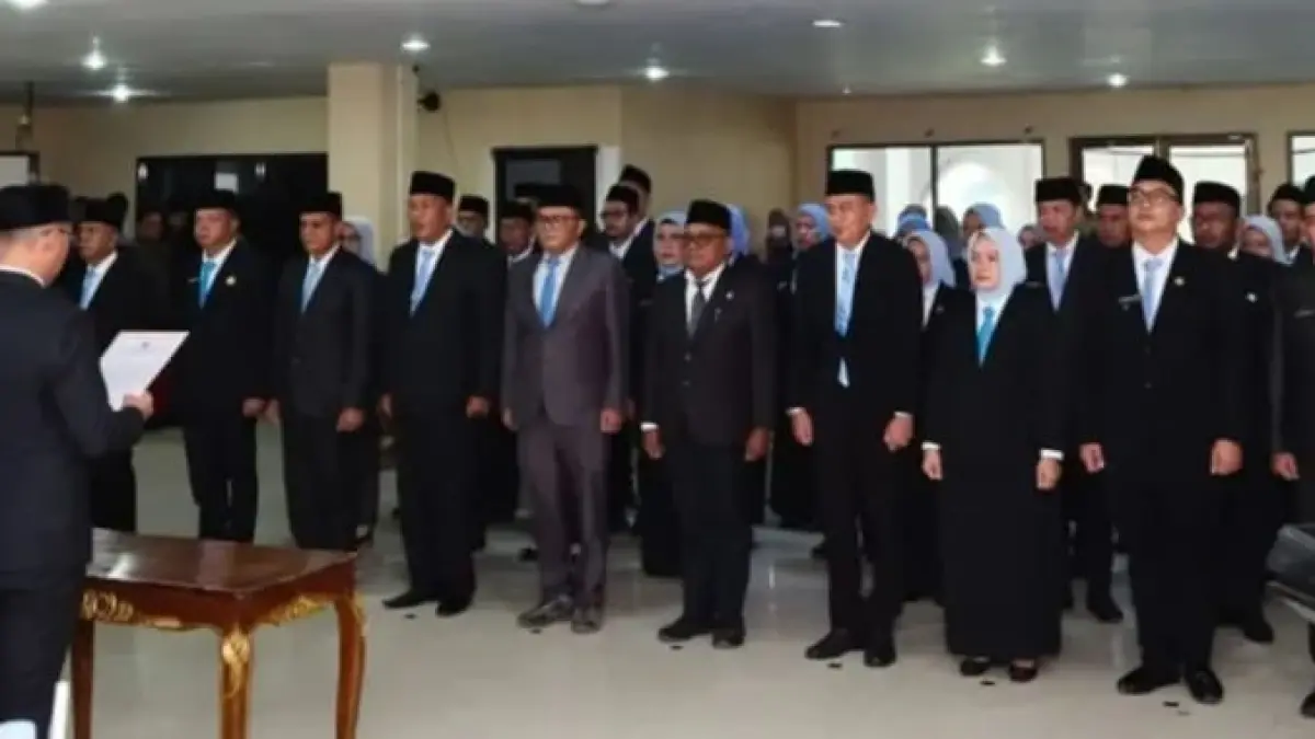 Bupati Labuhanbatu Selatan (Labusel), Fery Sahputra Simatupang, melantik dan mengambil sumpah jabatan 43 pejabat. (Kominfo Labusel)