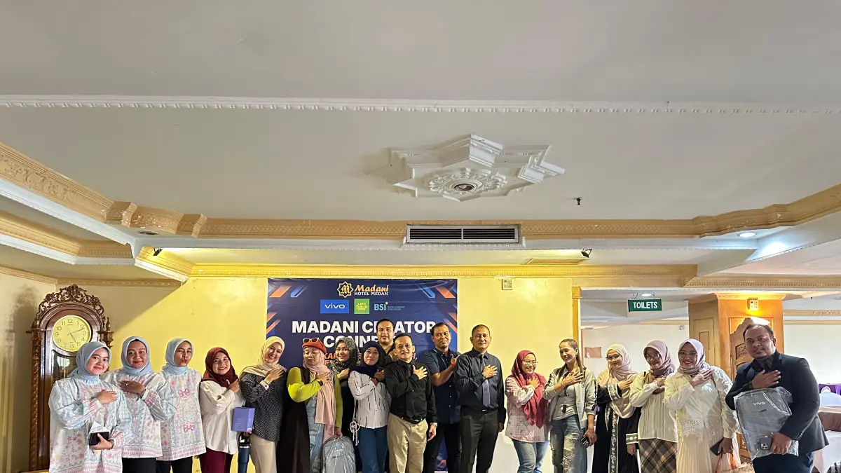 GM Hotel Madani, Samuel Tri Sulastiyo diabadikan bersama konten kreator kota Medan. (Tomi/Sumut Pos)