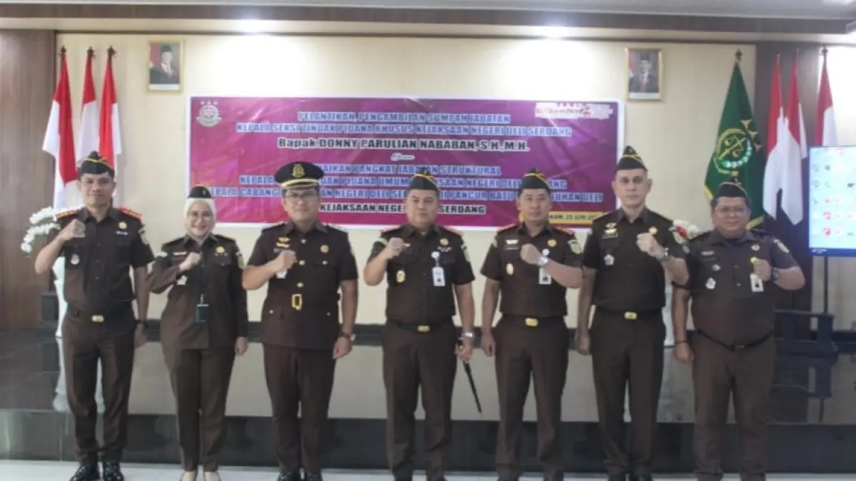 Kajari Deliserdang Sapta Putra saat berfoto bersama dengan pejabat yang baru di Sertijab, kenaikan pangkat dan lainnya. (Batara)