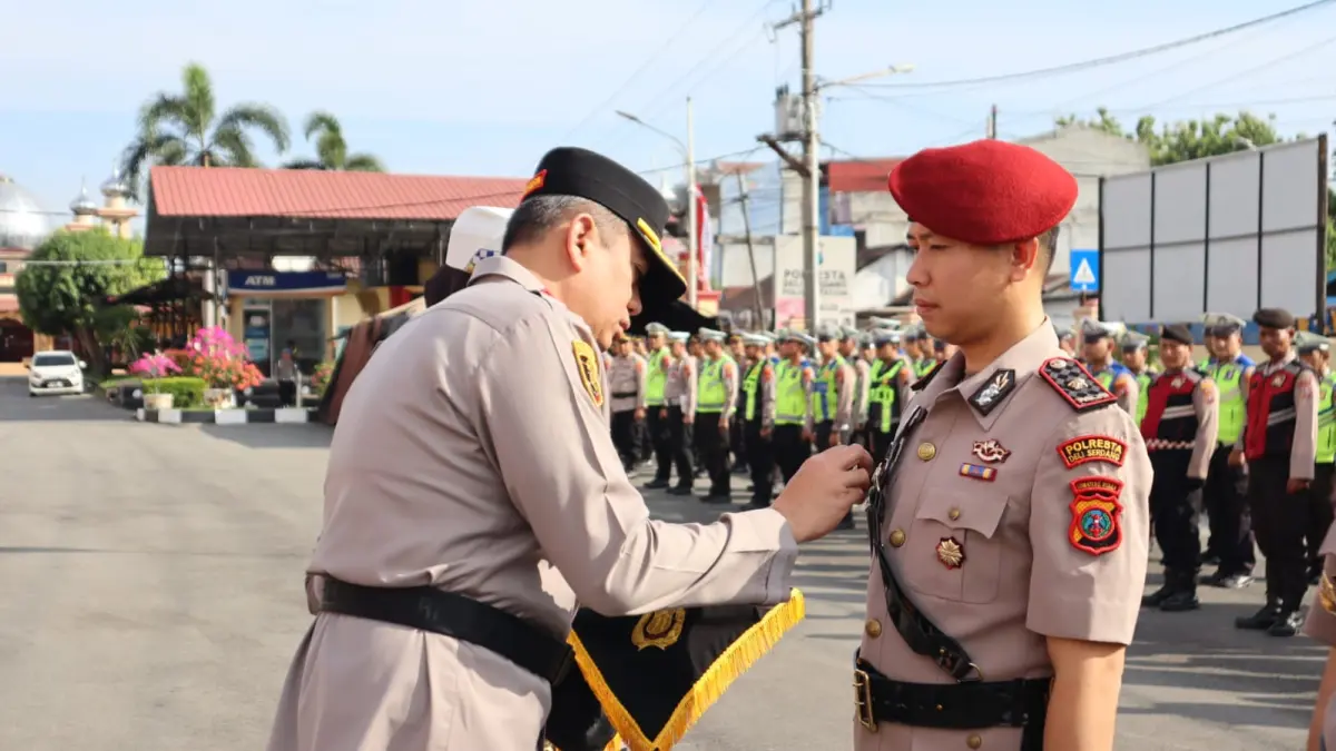Kapolresta Deli Serdang Kombes Pol Hendria Lesmana, SIK, M. Si, melakukan Serah terima jabatan (Sertijab) terhadap Kasat Reskrim, Kapolsek Pagar Merbau dan Kapolsek Beringin. (BATARA/SUMUT POS)