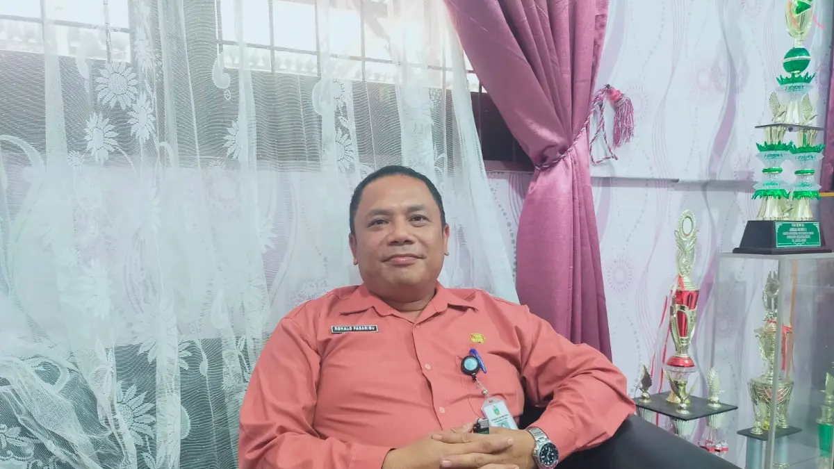 Kasek SMAN 1 Sidikalang, Ronald Pasaribu menerangkan proses penerimaan siswa baru disekolah itu, Jumat (26/6/2026). (RUDY SITANGGANG/SUMUT POS)