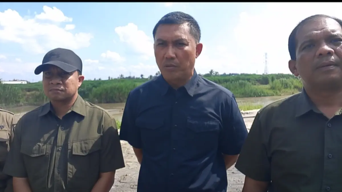 Kepala Dinas Lingkungan Hidup dan Kehutanan (DLHK) Provinsi Sumatera Utara Heri Wahyudi Marpaung (tengah). (Dok : Ihsan Syahreza/ Sumut Pos)