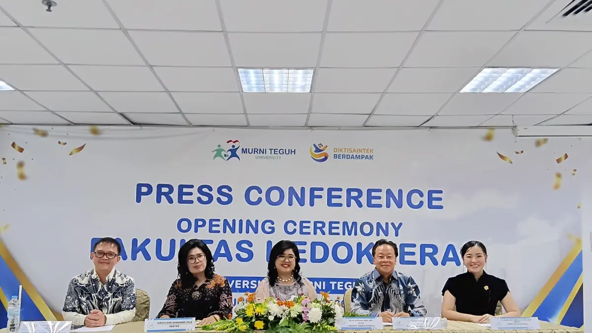 Kiri ke kanan: dr Erwin Handoko, MEd, PhD, Prof Seriga Banjarnahor, PhD, Dr dr Mutiara, MHA, MKT, Tjhin Ten Chun dan dr Sharon Hanny Angel, MRes, MPM, MARS. (Dok Humas  Universitas Murni Teguh)