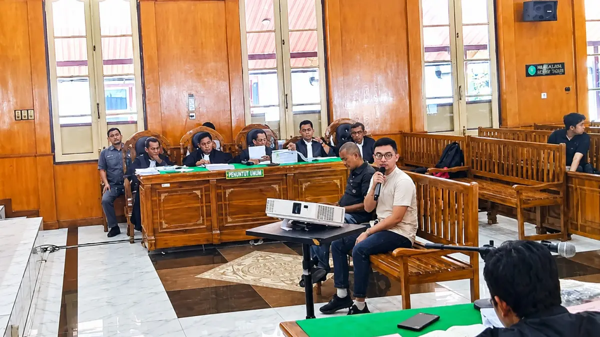KORUPSI: Rudi Martua Hasibuan dan Misno yang merupakan pegawai honorer, memberikan keterangan sebagai saksi kasus korupsi Smartboard Langkat di Pengadilan Tipikor Medan, Jumat (26/6/2026). (Dok: Gusman/Sumut Pos).