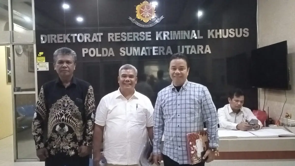 KUNJUNG: Kuasa hukum pelapor, Maruli M. Purba, saat berkunjung ke Polda Sumut terkait laporan dugaan penggunaan gelar palsu oleh KW Sinurat. (Dok : Ihsan Syahreza/ Sumut Pos)
