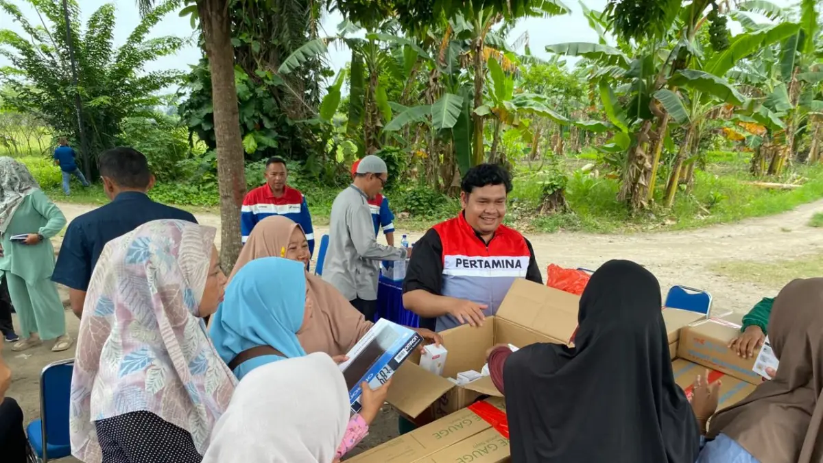 POSYANDU: Perwakilan manajemen Pertamina EP Pangkalan Susu Field menyerahkan alat penunjang fasilitas Pos Pelayanan Terpadu (Posyandu) di Desa Hamparan Perak, Kecamatan Hamparan Perak, Kabupaten Deliserdang. (Dok: Pertamina EP Pangkalan Susu Field)