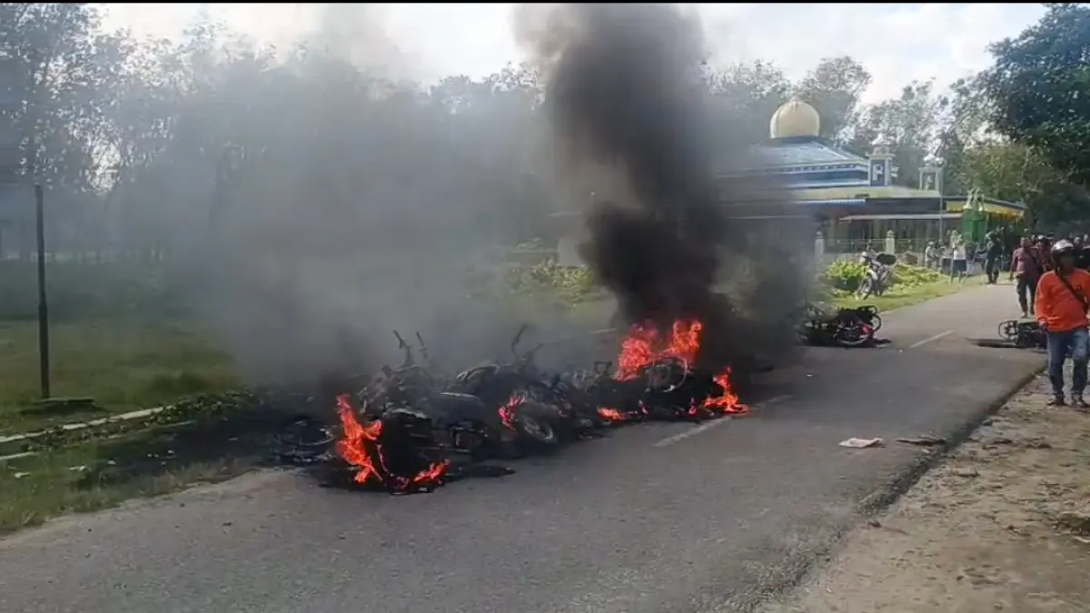 Puluhan sepeda motor DIbakar di Desa Tinokah, Kecamatan Sipispis, Sergai, saat bentrokan antara warga dan pihak PT Bridgestone, Kamis (25/06). ( FOTO dari masyarakat)