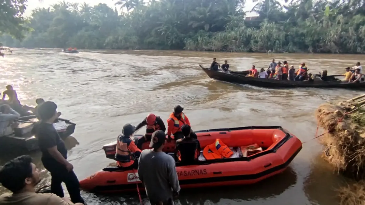 Upaya tim Basarnas Tanjung Balai dan BPBD Labuhanbatu mencari korban yang dikabarkan tenggelam di sungai Bilah (fajar)