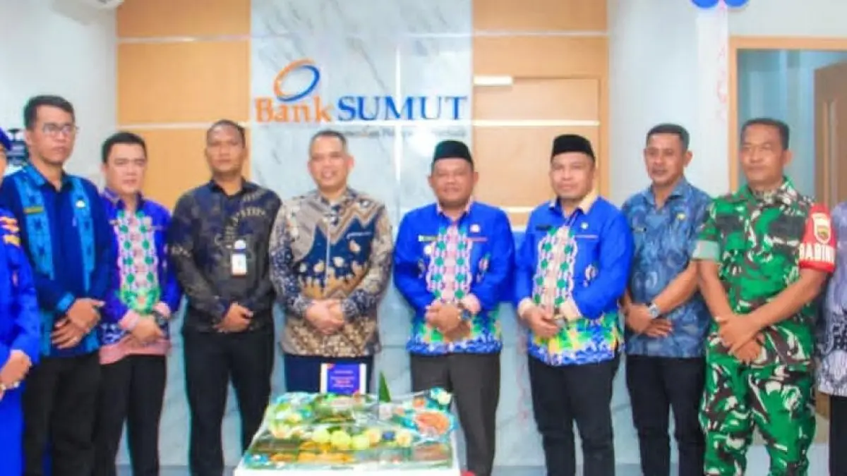 Wakil Bupati Labuhanbatu berpoto bersama dengan Direktur Utama PT Bank Sumut sesaat peresmian KCP Bank Sumut Sei Berombang (Fajar/Sumut Pos)