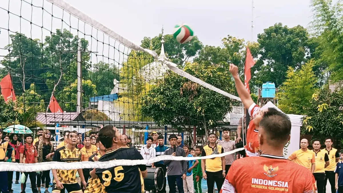 LAWAN: Tim Bola Voli Polsek Sei Rampah melawan Polsek Kotarih pada partai final Turnamen Bola Voli Piala Bhayangkara 2026 yang digelar di Lapangan Mapolres Serdang Bedagai, Sabtu (27/6/2026). (Dok: Fadli/ Sumut Pos)

