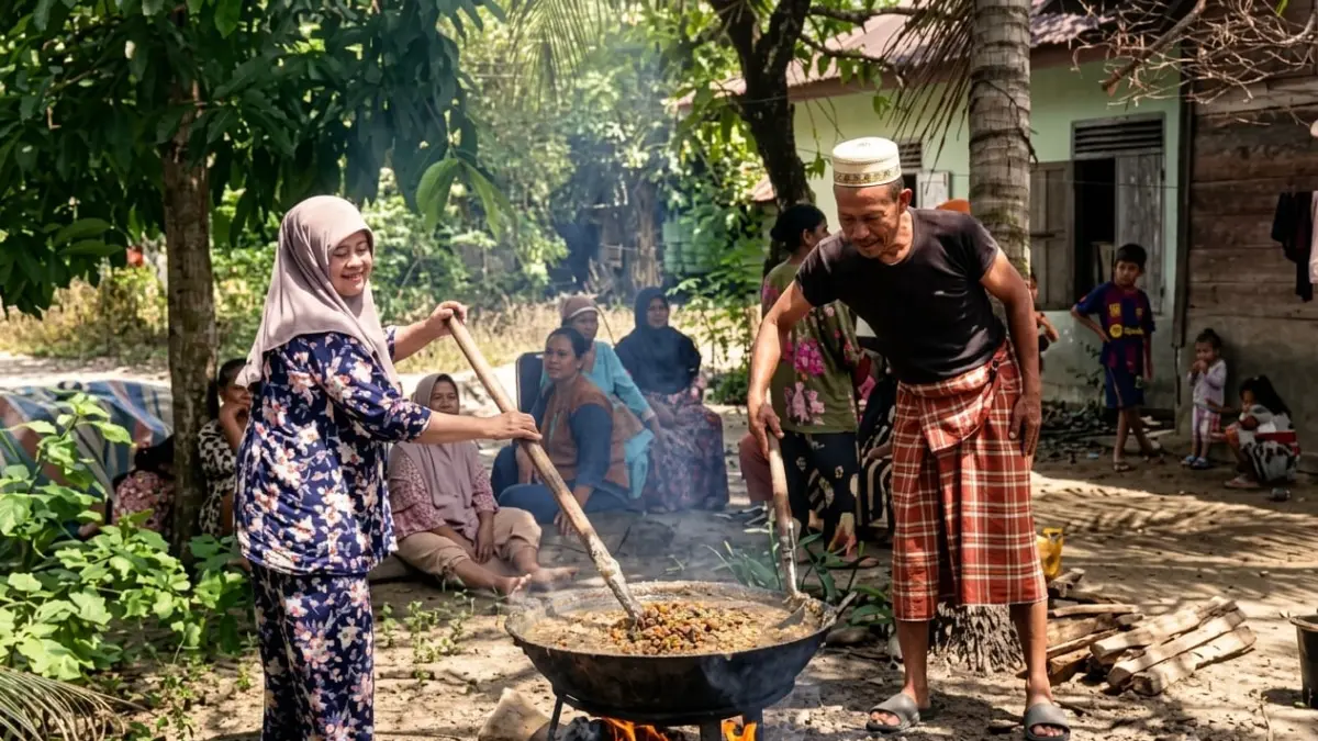 MASAK: Warga saat bergotong royong memasak Bubur Asyura. (Dok: Mitra Harahap/ Sumut Pos)