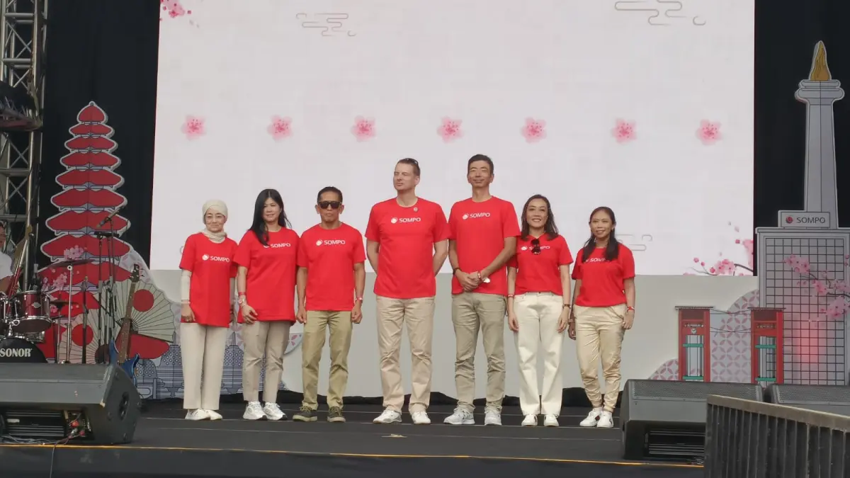 SEREMONI: Eric Nemitz, President Director & CEO PT Sompo Insurance Indonesia (“Sompo Indonesia”) (tengah), Erixon Hutapea, Director Sompo Indonesia (ketiga dari kiri), Yolanda Widjaja, Director Sompo Indonesia (kedua dari kiri), dan Masaru Watanabe, Director Sompo Indonesia (ketiga dari kanan), melakukan seremonial pembukaan tanda dimulainya Sompo Festival yang berlangsung di Senayan Park, Jakarta, Sabtu (27/6). (Dok: Sompo Indonesia)
