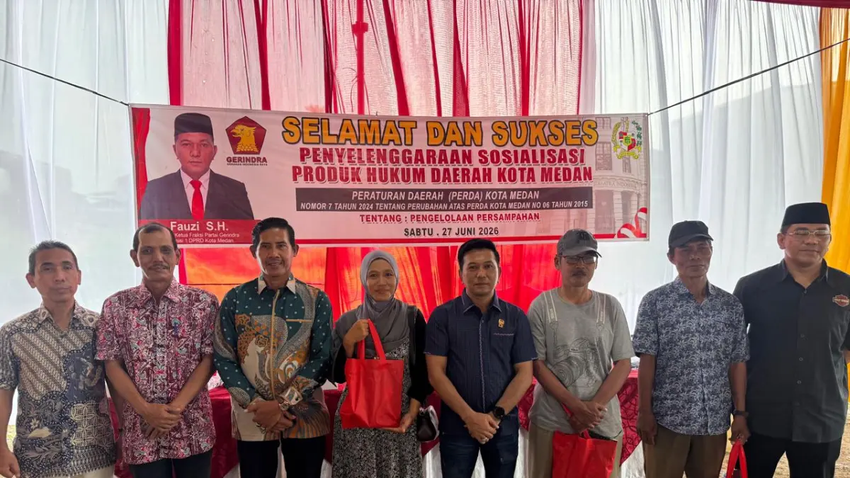 SOSPER: Anggota DPRD Kota Medan, Fauzi yang saat menggelar Sosialisasi Produk Pemerintah (Sosper) tentang Pengelolaan Persampahan di Jalan Pelajar, Kecamatan Medan Kota, Sabtu (27/6/2026). (Dok: Tim Fauzi)