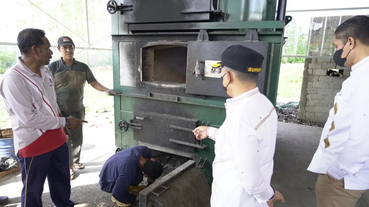 TINJAU: Bupati Padang Lawas, Putra Mahkota Alam Hasibuan, meninjau pengelolaan sampah di tempat pembuangan sampah Nagar-Gar, Desa Suro Dingin, Kecamatan Lubuk Barumun, Jumat (26/6/2026). (Dok: Kominfo Palas)
