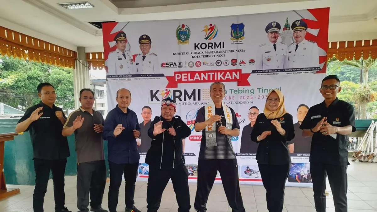
 Sekretaris Daerah Kota Tebing Tinggi Erwin Suheri Damanik berfoto bersama jajaran pengurus usai melantik Pengurus Komite Olahraga Masyarakat Indonesia (KORMI) Kota Tebing Tinggi masa bakti 2026–2029 di Anjungan Sri Mersing, Lapangan Merdeka, Minggu (28/6/2026). (Azan Purba/Sumut Pos)