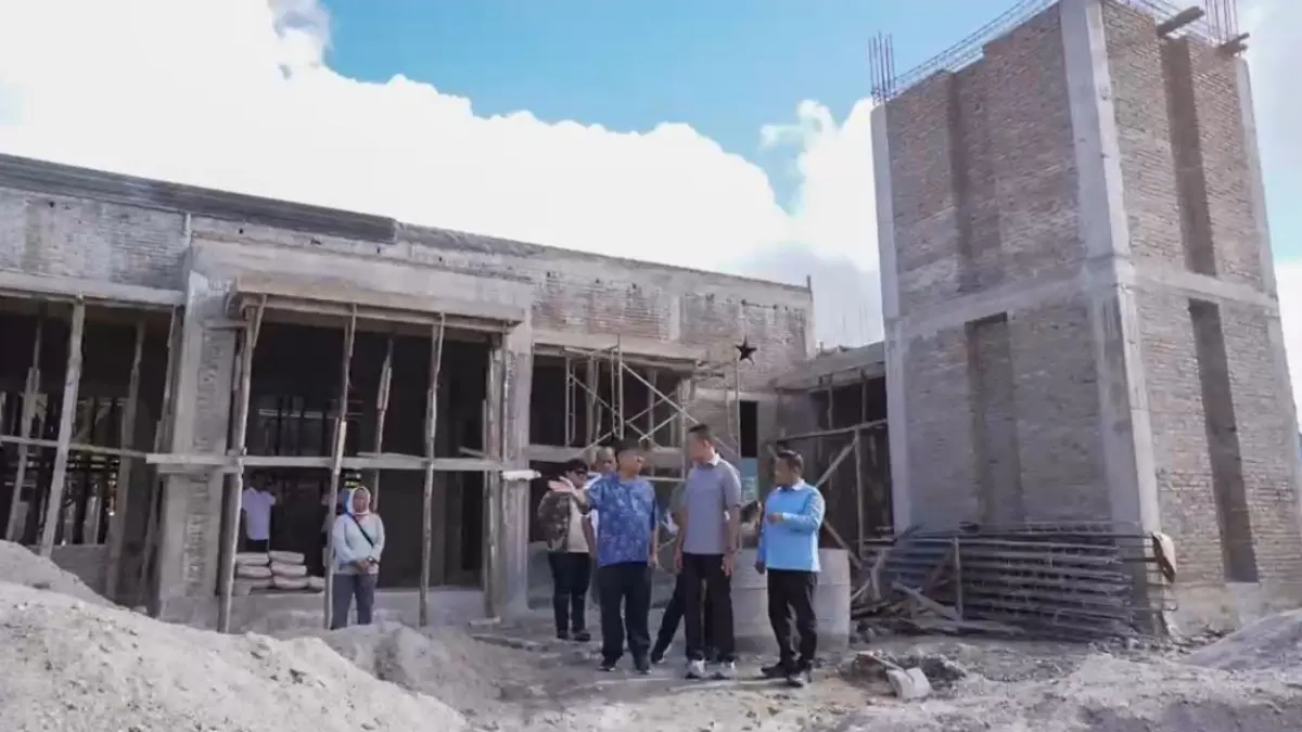 Anggota DPR RI Musa Rajeckshah saat melakukan peninjauan pembangunan Masjid Lafran Pane Athoyibah Al-Musannif di Desa Pangurabaan, Kecamatan Sipirok, Kabupaten Tapanuli Selatan (Tapsel).(Dok : Musa Rajeckshah)
