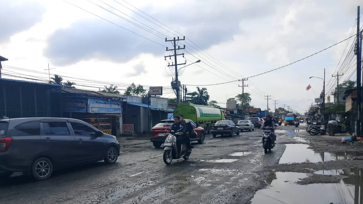 Jalan Veteran Pasar 8, Desa Manunggal, Kecamatan Labuhan Deli, Kabupaten Deli Serdang, semakin memprihatinkan.(Dok : Ihsan Syahreza)