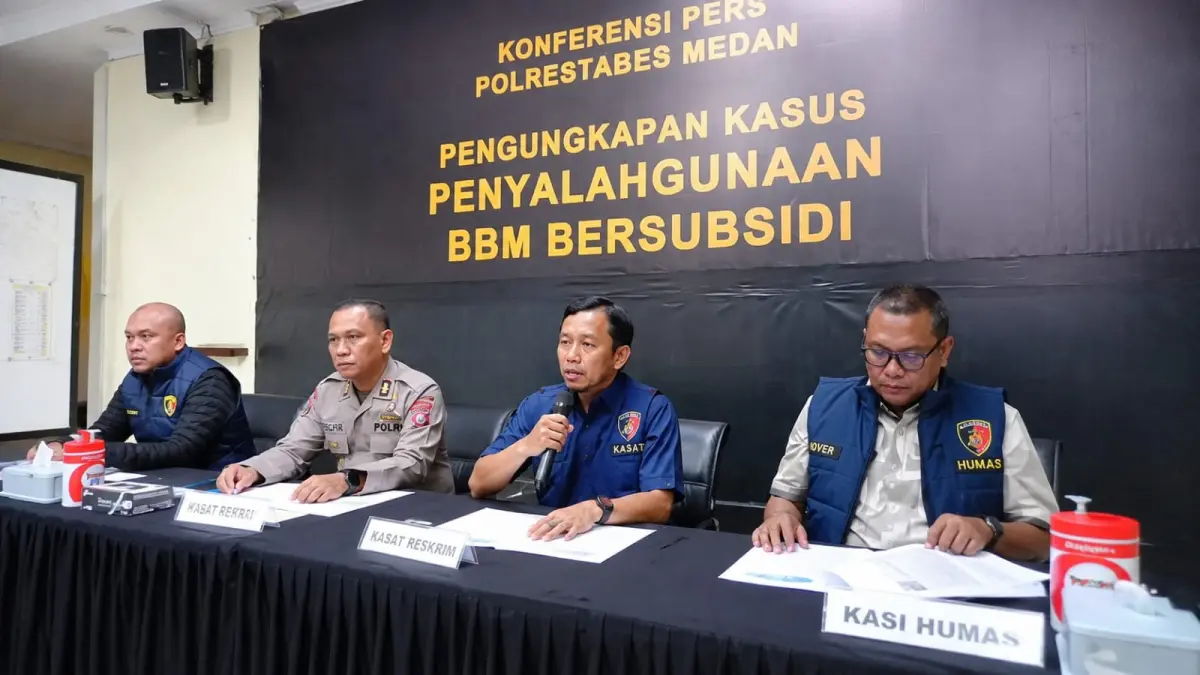 Kasat Reskrim Polrestabes Medan AKBP Adrian Risky Lubis memaparkan pengungkapan penyalahgunaan BBM bersubsidi. (Dok: Polrestabes Medan)