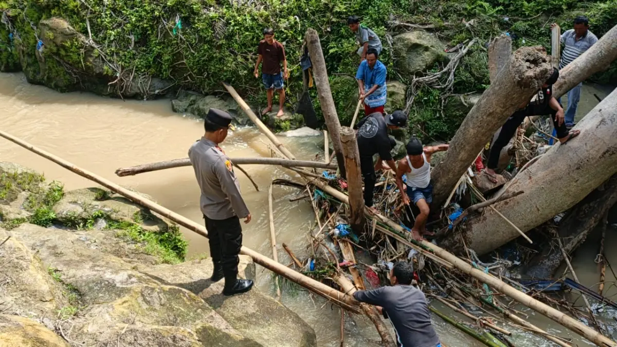  Lokasi pencarian korban hanyut di aliran sungai Bah Tongguran Tanah Jawa. (Pra Evasi/Sumut Pos)