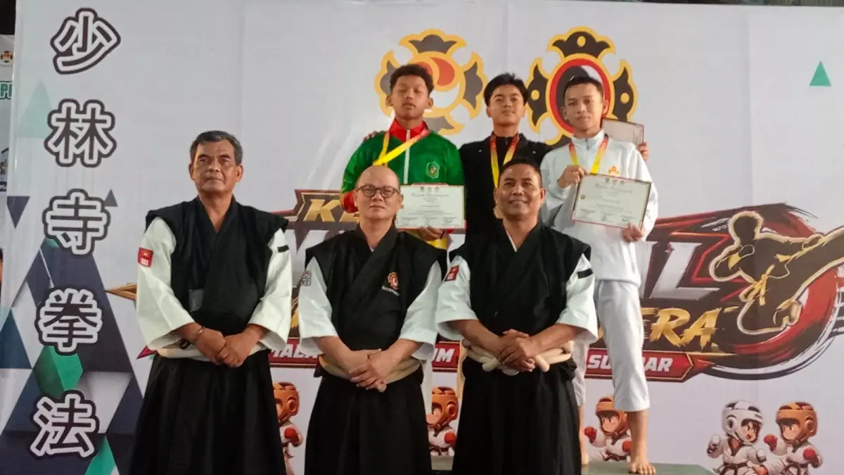 MEDALI: Atlet kempo Kota Medan Fakhruddin ketika meraih medali perak pada Kejurnaswil Shorinji Kempo Antar Kabulaten/Kota se-Sumatera di Kota Sawahlunto, Sumatera Barat, 22-27 Juni 2026. (Dok Pribadi)