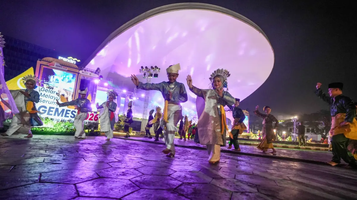 Para menari menampilkan tarian melayu di acara pembukaan Melayu Serumpun (GEMES) IX Tahun 2026 di Lapangan Merdeka Medan, Sabtu (27/6/2026) malam. (Markus Pasaribu/Sumut Pos)