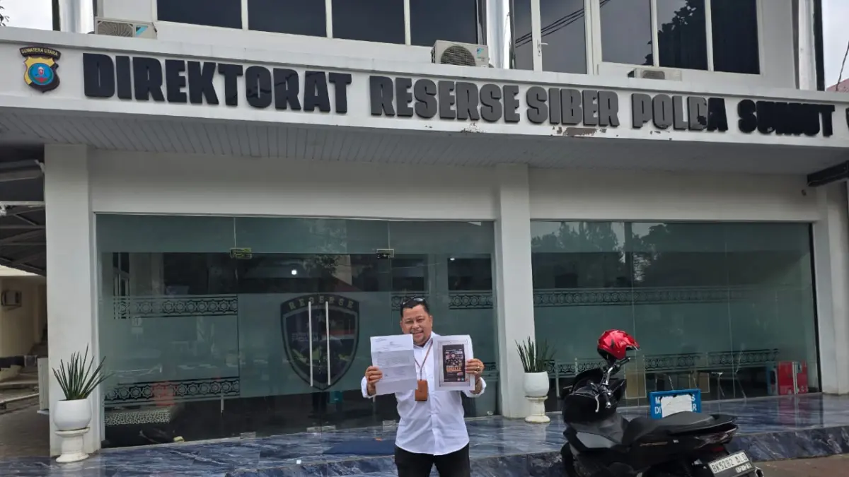 
Pengadilen Sembiring selaku Kuasa Hukum RA saat menunjukkan bukti laporan di depan Gedung Direktorat Reserse Siber Polda Sumut. (Foto dari Kuasa Hukum RA/Sumut Pos)