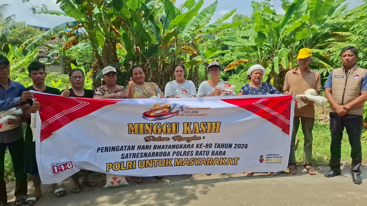 Kasat Resnarkoba Polres Batu Bara, AKP Arifin Purba, S.H., M.H., didampingi KBO Satresnarkoba IPDA A. Murphi Sitinjak, S.H., Ps. Kaurmintu Satresnarkoba Brigadir Hidayat A. Rambe, S.H., serta personel Satresnarkoba Polres Batu Bar menyalurkan bantuan berupa paket sembako kepada masyarakat di  Kelurahan Lima Puluh Kota, Kecamatan Lima Puluh, Kabupaten Batu Bara, Minggu (28/6/2026). (Foto Liberti H Haloho/Sumut Pos)