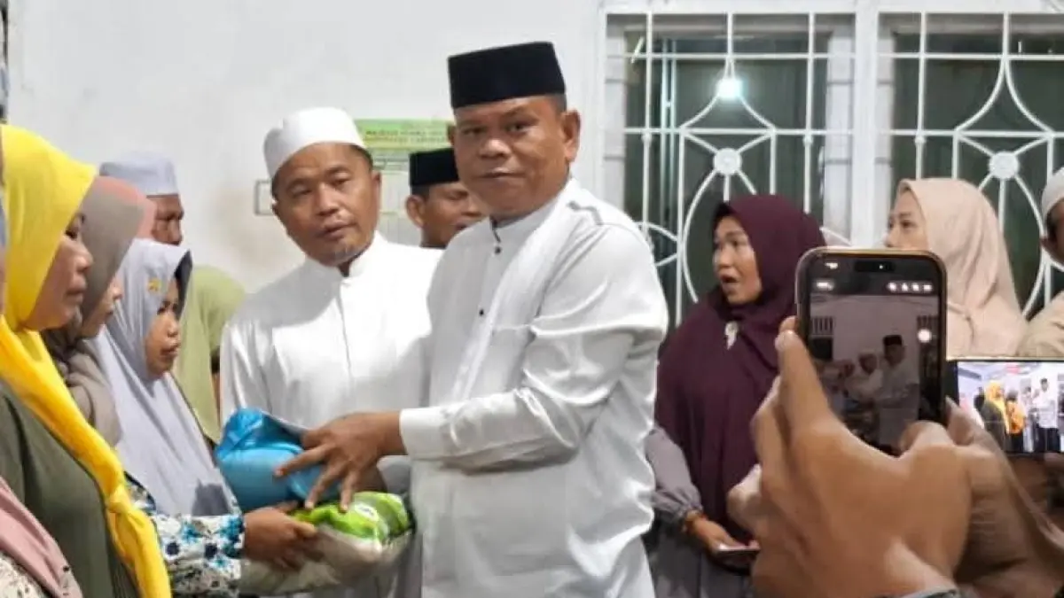  Safari Subuh Perdana POKJALUH Labura Perkuat Ukhuwah Islamiyah, Kemenag Salurkan Zakat ASN kepada Masyarakat. (istimewa/Sumut Pos )
