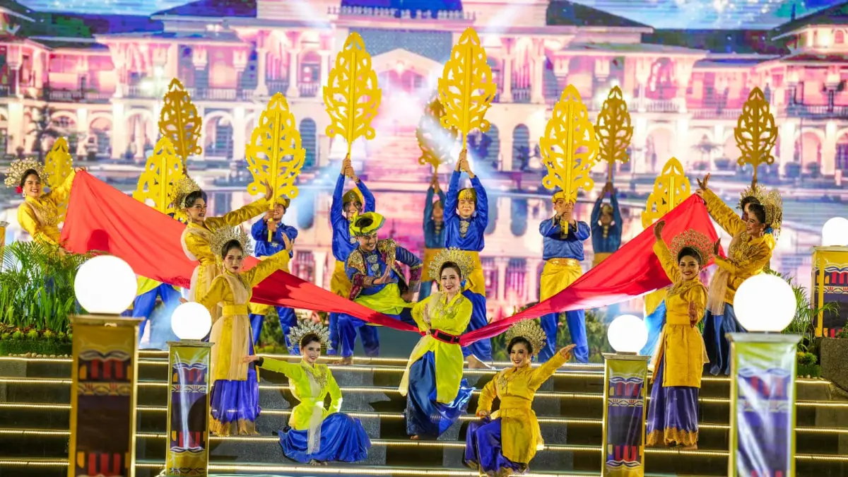 Salah satu peserta menampilkan tarian pada gelaran Melayu Serumpun (GEMES) IX Tahun 2026. (Markus Pasaribu/Sumut Pos)