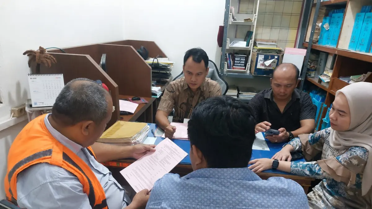 
Tersangka dugaan korupsi kontrak fiktif, Ralasen Ginting saat dilakukan tahap II kepada penuntut umum. (Foto dari Intelijen Kejari Binjai/Sumut Pos)