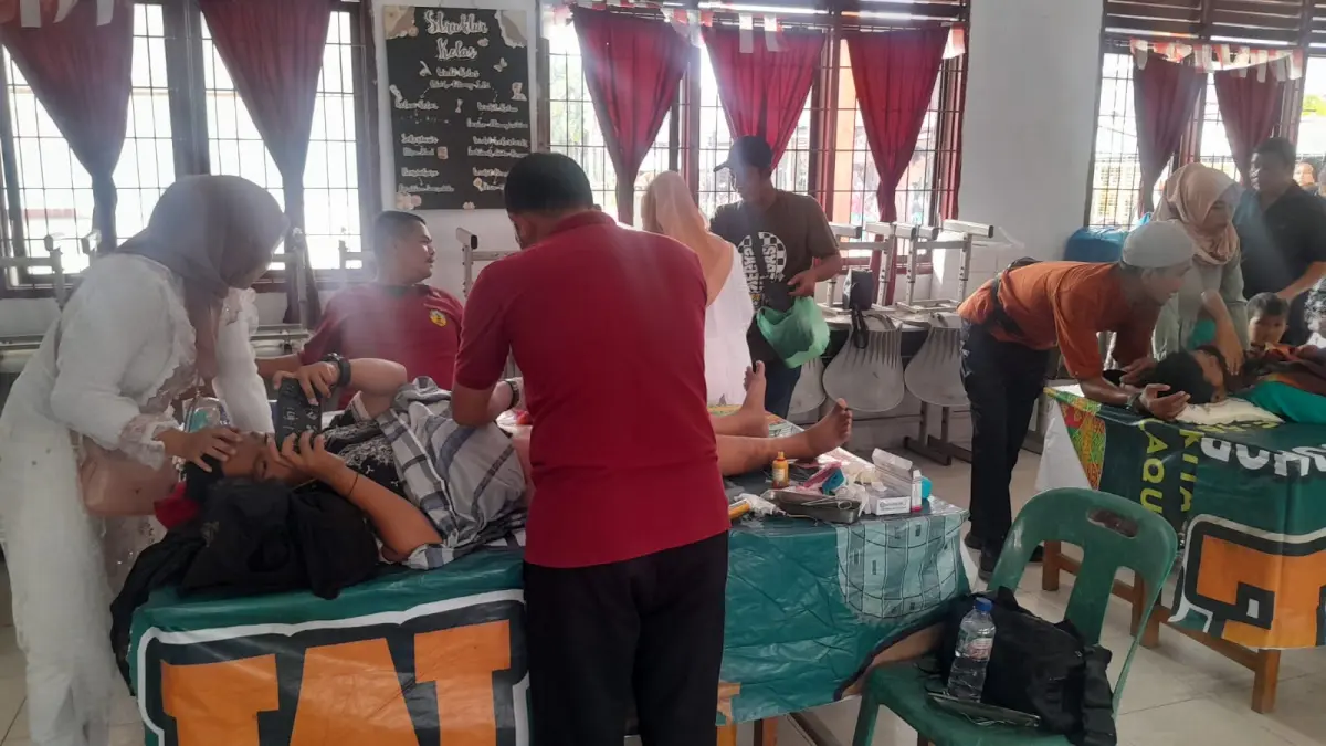 Tim dokter melakukan khitan massal kepada puluhan anak yang digelar Forum Silaturahim Alumni SMA Negeri 11 Eks SMA 10 Medan.( Dok Forum Alumni SMA Negeri 11 Medan)