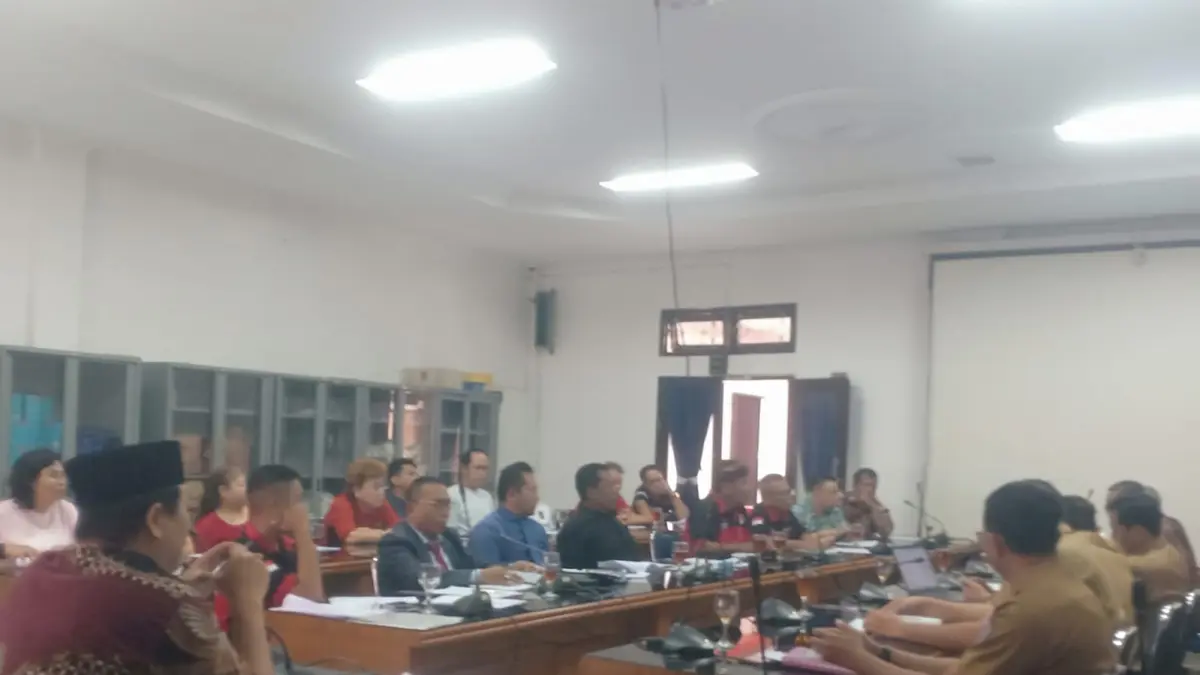 Anggota DPRD Indra Silaban saat memimpin RDP yang dihadiri Kuasa Hukum Paguyuban Pedagang Ruko Delimas Mardi Sijabat, Pemkab Deliserdang dan PT Delimas. (Batara/Sumut Pos)