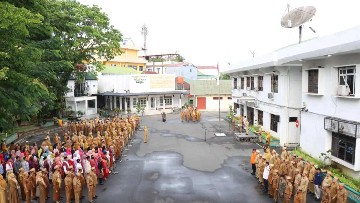 
Apel gabungan sekaligus memperingati Harganas ke-33 di lapangan apel balai kota, (Diskominfo Binjai/Sumut Pos)