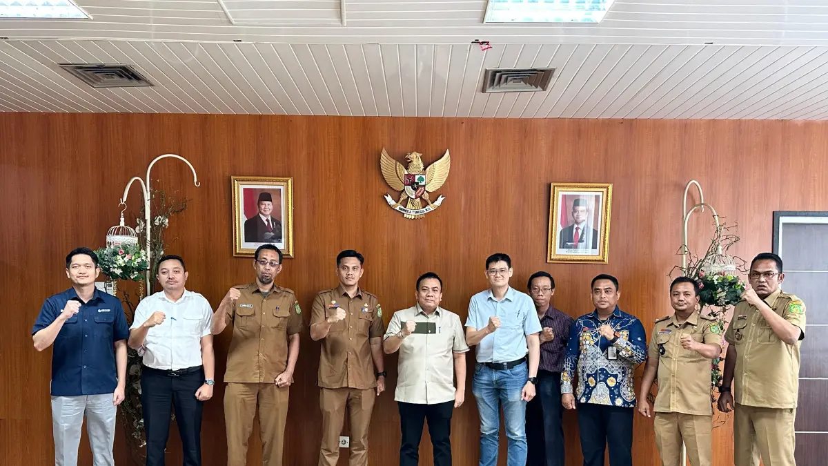 BERSAMA; Anggota DPRD Medan, Zulkarnaen SKM bersama stakeholder saat membahas kolam retensi di Medan Tembung. (Dok: Markus Pasaribu/ Sumut Pos)