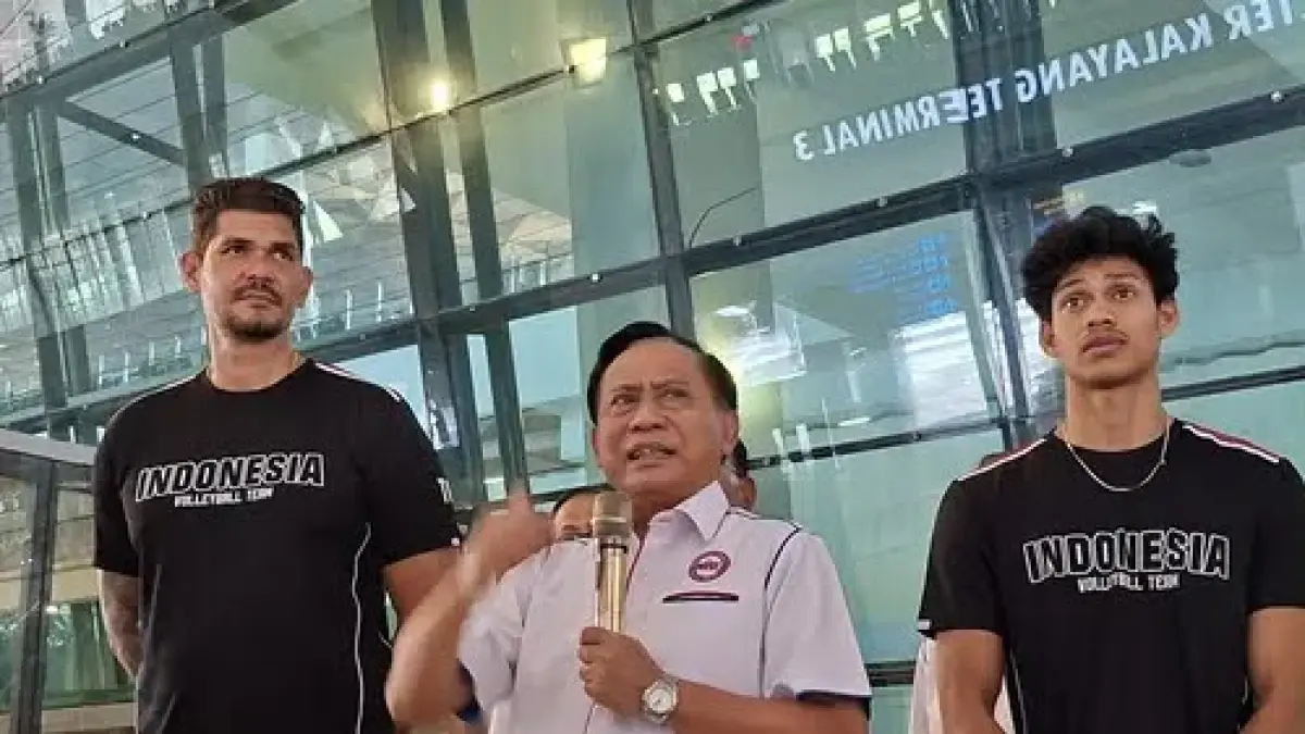 BERSAMA: Ketua PBVSI, Imam Sudjarwo (tengah) bersama Toiran Reidel dan Boy Arnez Arabi. (Dok: PBVSI)