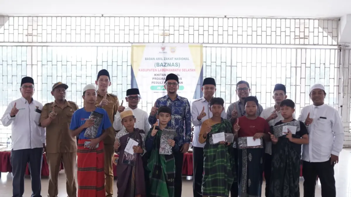 Bupati Fery Sahputra Simatupang S.H saat berikan santunan kepada yang  sunat massal. (Khairuddin/Sumut Pos)