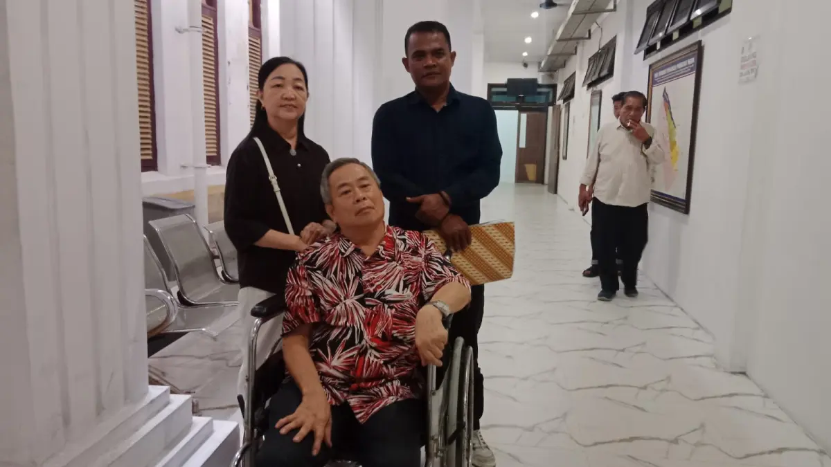 GUGATAN: Korban lakalantas, Selamat (kursi roda) didampingi istri dan kuasa hukumnya, usai menjalani sidang gugatan di PN Medan, Senin (29/6/2026) sore. (Dok: Gusman/Sumut Pos)

