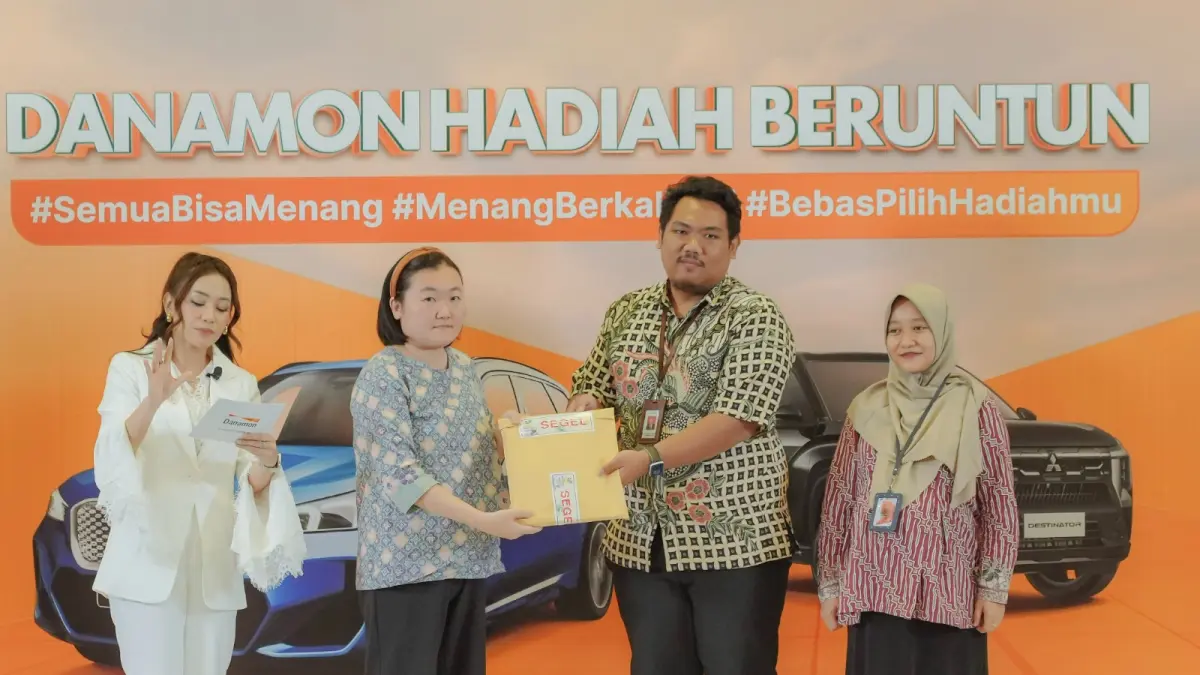 Kiri - Kanan: Michico Farahdiba (MC) - Ivonny Kurnia (Liabilities Product Head Danamon) - M. Bagoes Setyawanto (Kemensos) - Irma Agustina (Dinsos DKI Jakarta) dalam pengundian Pemenang Danamon Hadiah Beruntun 5.0. (foto : Danamon)