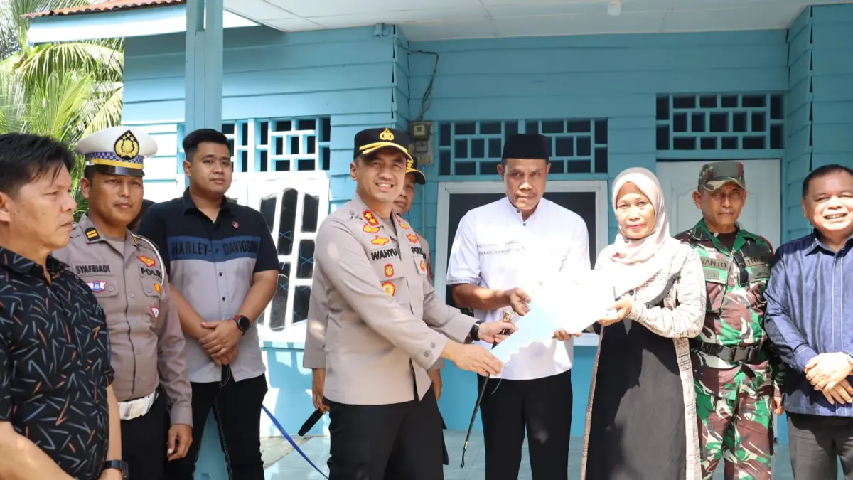 Penyerahan kunci hasil bedah rumah warga di Kecamatan Bilah Barat, Labuhanbatu (fajar/Sumut Pos)