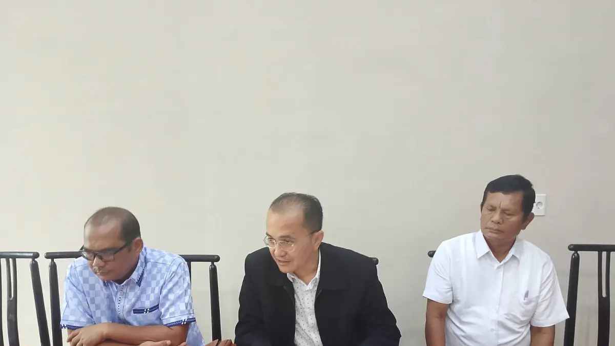 PERS: Anggota DPRD Medan Antonius Tumanggor bersama Kuasa hukum dari Kantor Hukum Fernando Raja Sipahutar saat melakukan Konferensi Pers di Kantor Yayasan Janji Meriah Restorasi, Jalan Mesjid, Senin (29/6/2026).(Dok : Ihsan Syahreza/ Sumut Pos)
