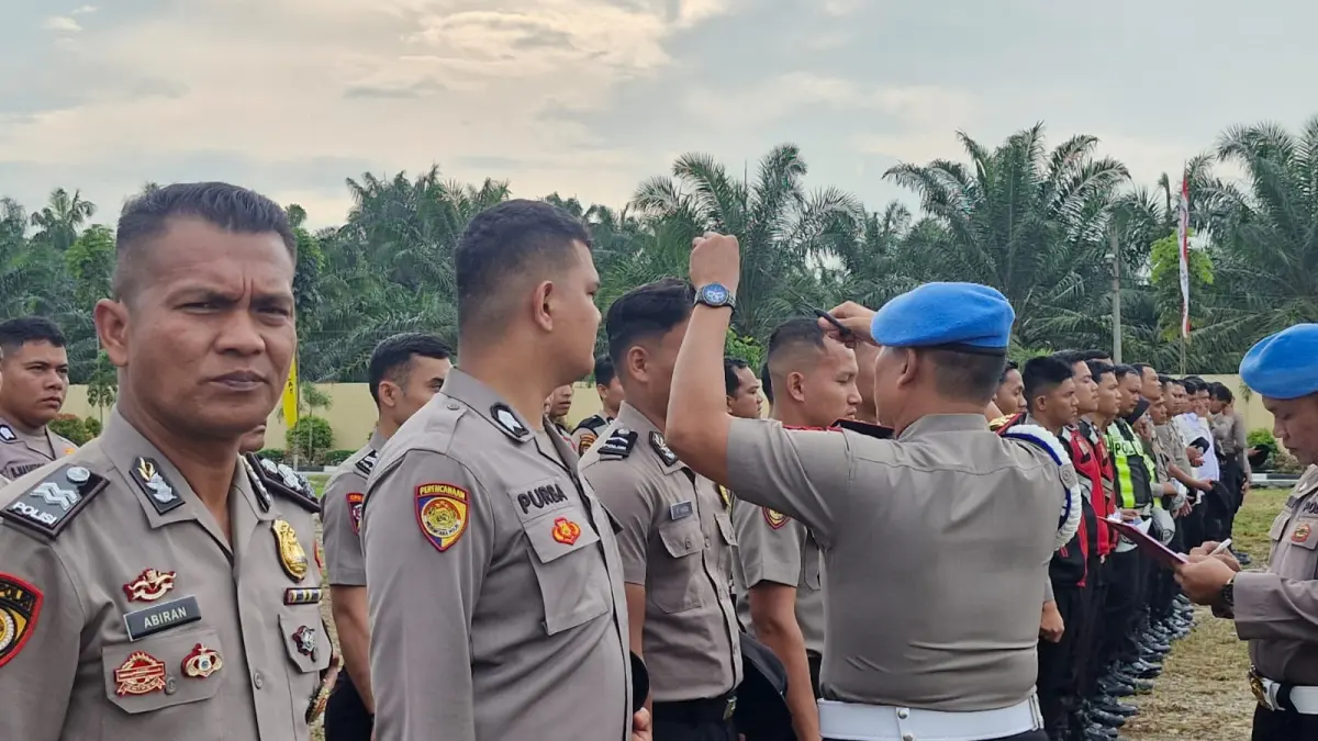 Propam Polres Palas sisir Lapangan Apel menguji disiplin " Korsara ", di hari Bhayangkara, Senin 29 Juni 2026. (Mitra Harahap/Sumut Pos)