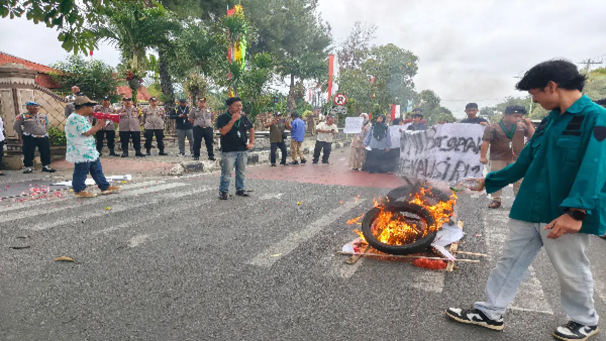 
Sejumlah mahasiswa Himpunan Mahasiswa Islam (HMI) Cabang Pematangsiantar-Simalungun melakukan aksi bakar ban dan menyampaikan orasi saat unjuk rasa di Jalan Sutomo, depan Kantor DPRD Kota Tebing Tinggi, Senin (29/6/2026). (Azan Purba/Sumut Pos)