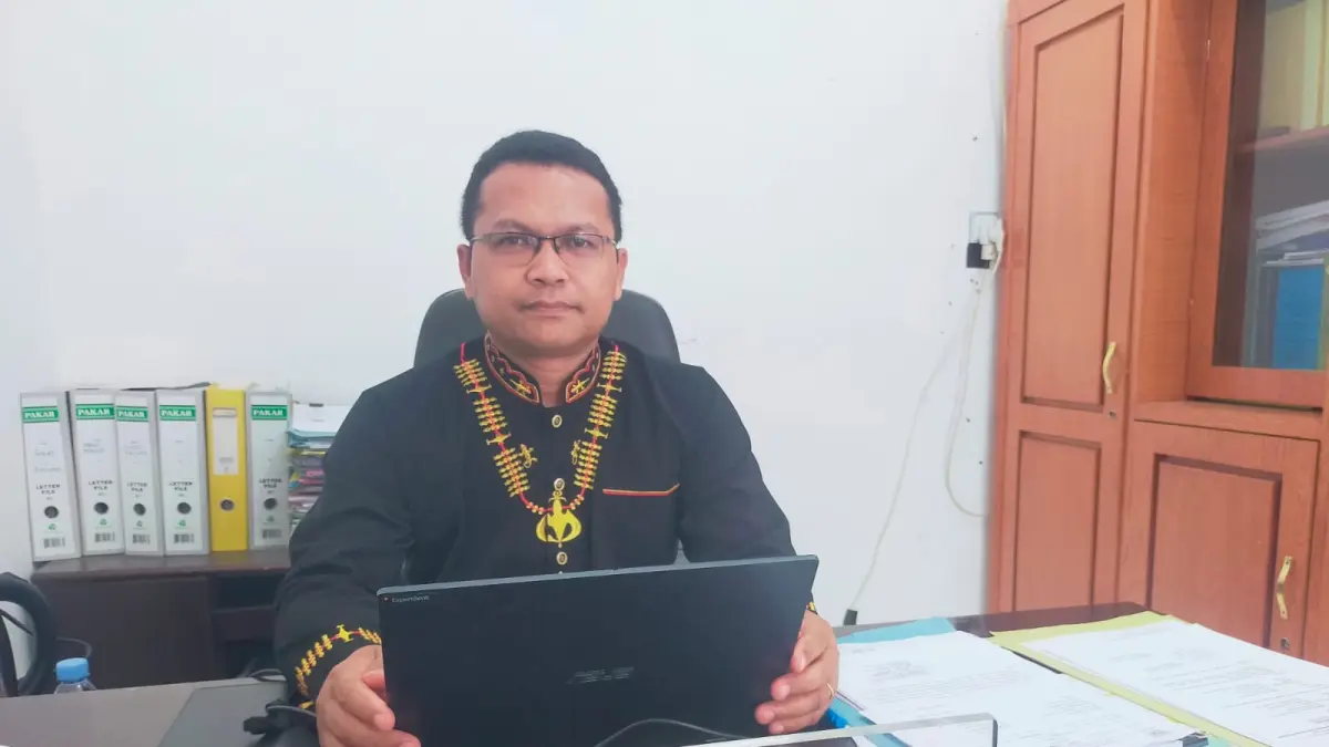 Sekretaris Dinas Pendidikan Kabupaten Dairi, Mariady Harsoyo Simanjorang menerangkan proses penerimaan murid baru tingkat SD dan SMP, Senin (29/6/2026). (RUDY SITANGGANG/SUMUT POS)
