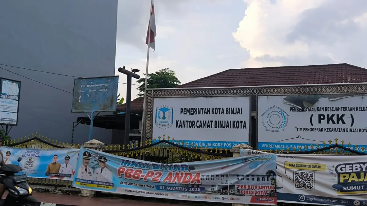 
Seorang pengendara saat melintas di depan Kantor Kecamatan Binjai Kota, Jalan RA Kartini. (Teddy Akbari/Sumut Pos)