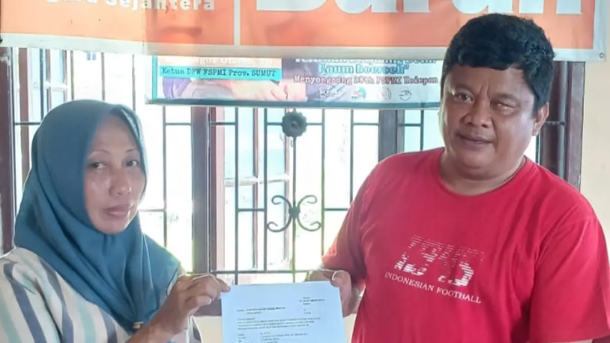 SURAT: Ketua Partai Buruh Sumut, Willy Agus Utomo saat menerima surat pengunduran diri Sri Astuti, di Kantor Partai Buruh Sumut. (Dok: Partai Buruh Sumut)