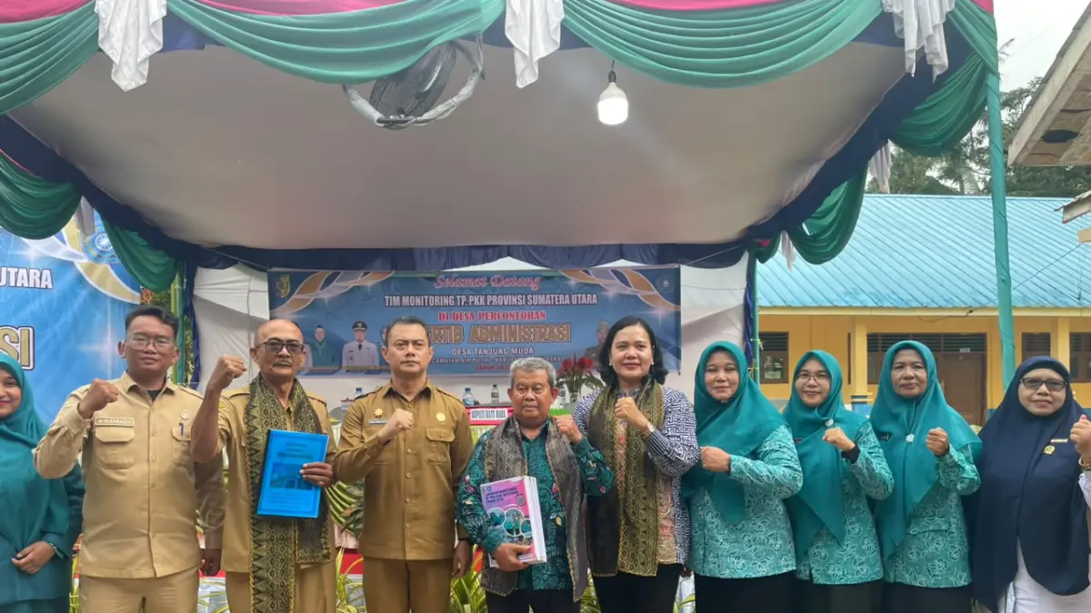 Tim Monitoring Desa Percontohan Tertib Administrasi PKK Tingkat Provinsi Sumatera Utara saat berkunjung ke Air putih,Senin (29/06/2026). (Foto Komimfo.Batubara. )